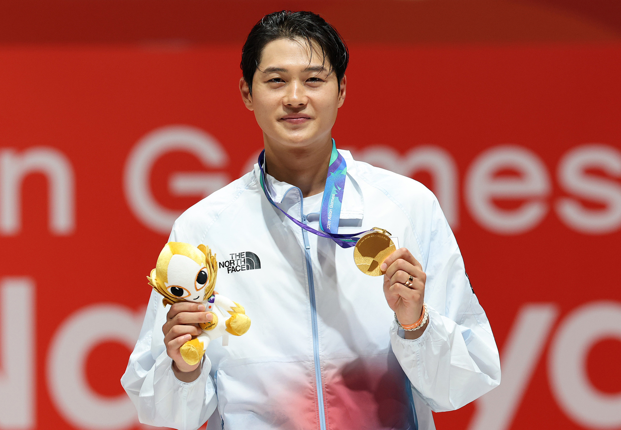 Oh Sang-uk holds up his gold medal after winning the men's individual sabre event at the 2026 Aichi-Nagoya Asian Games at Aichi Sky Expo in Tokoname, Aichi Prefecture, Japan, on Wednesday.