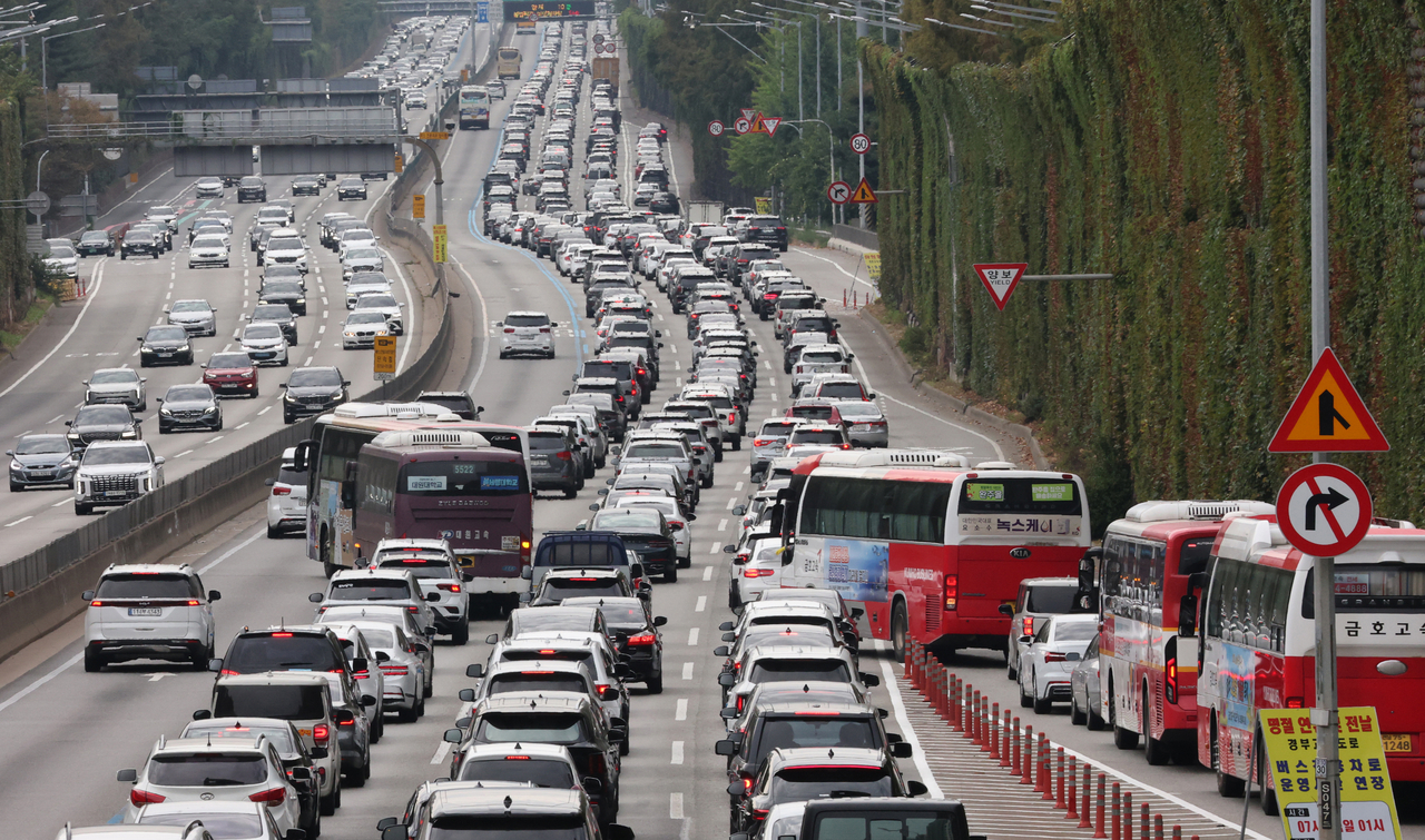 This photo shows traffic congestion in Seoul on Gyeongbu Expressway on Saturday. (Yonhap)
