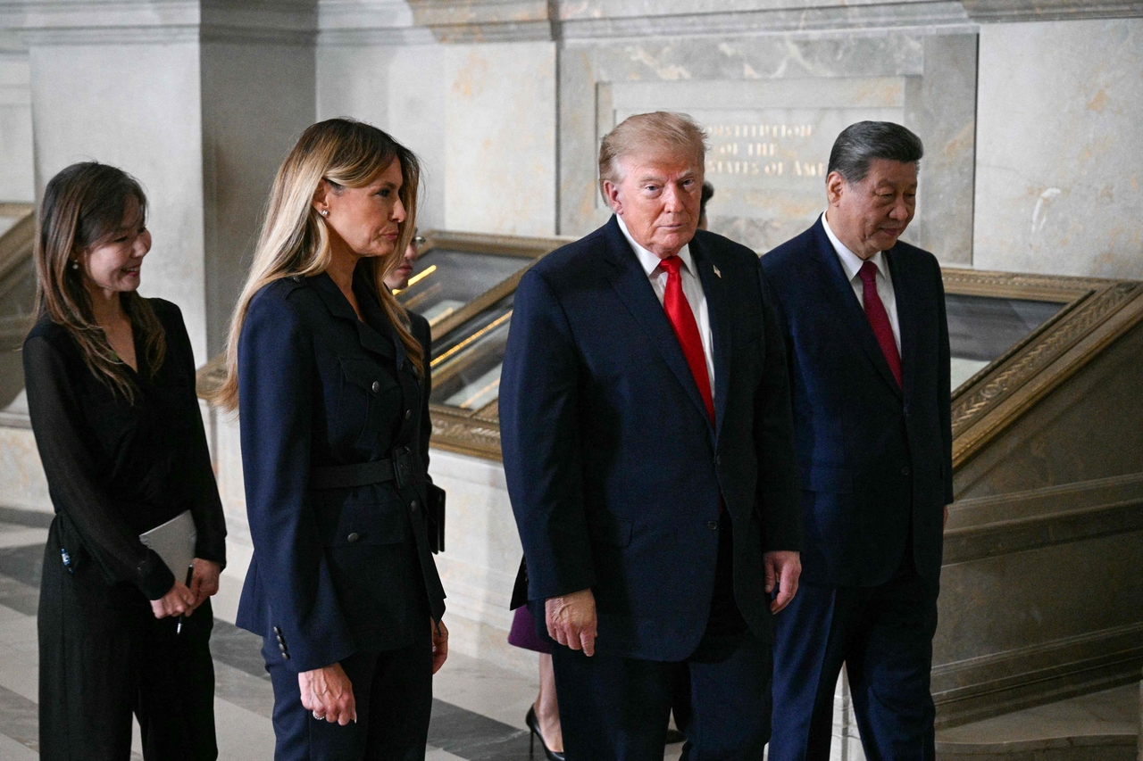 Chinese President Xi Jinping, from right, US President Donald Trump and first lady Melania Trump visit the National Archives in Washington on Friday (local time). [AFP]