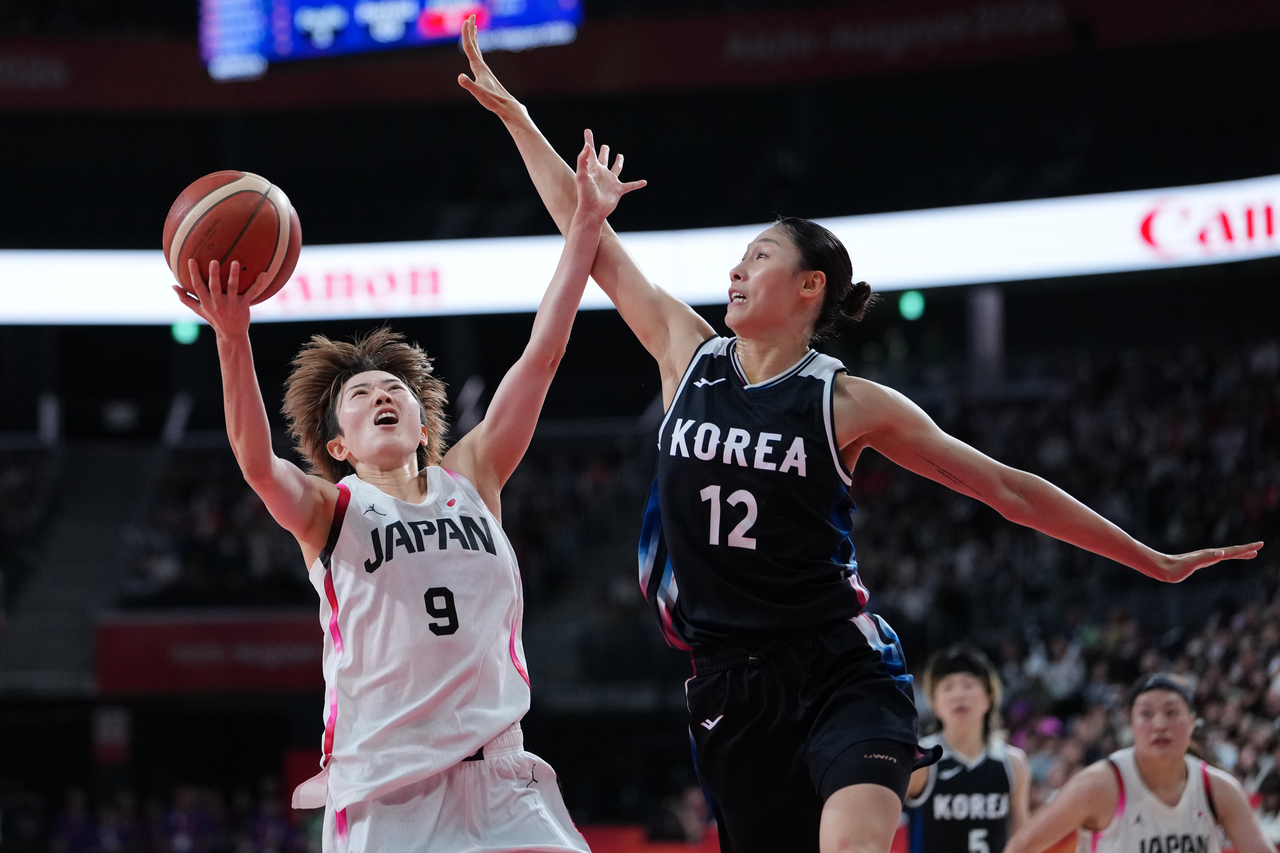 Japan's Riho Akaagi (9) attempts a dunk as South Korea's Lee Hae-ran (12) defends during the women's basketball final at the Asian Games in Nagoya, Japan, Saturday. (AP-Yonhap)