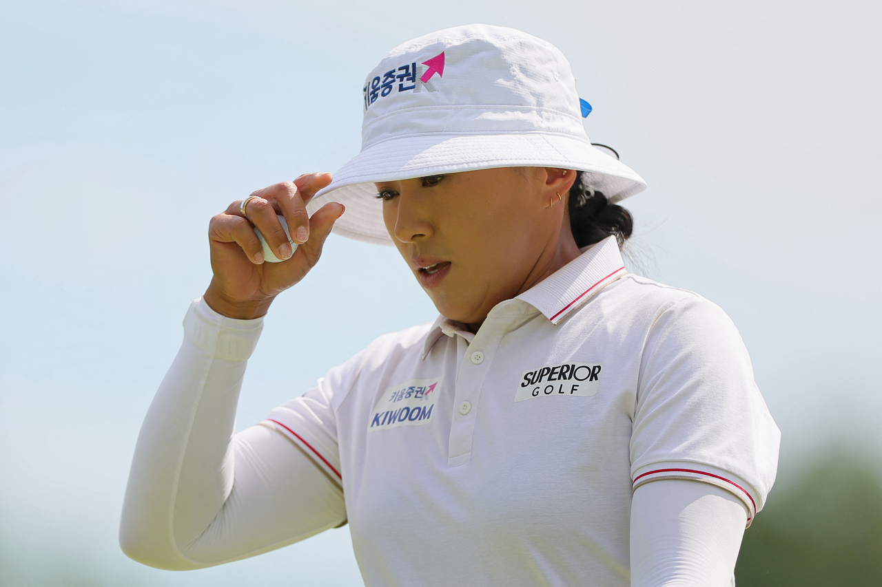 26일 LPGA투어 월마트 NW 아칸소 챔피언십 1라운드 3번 홀에서 양희영이 모자 창을 만지작 거리고 있다. [AFP]