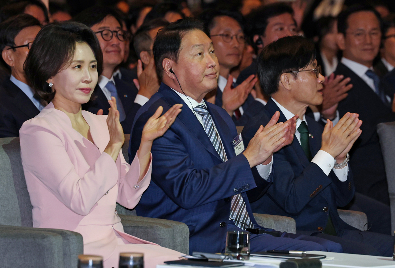 이재명 대통령과 멕시코를 방문 중인 김혜경 여사가 25일(현지시간) 멕시코시티 월드트레이드센터에서 열린 한-멕시코 비즈니스 포럼에서 박수치고 있다.
왼쪽부터 김혜경 여사, 최태원 대한상의 회장, 김정관 산업부 장관. [연합]