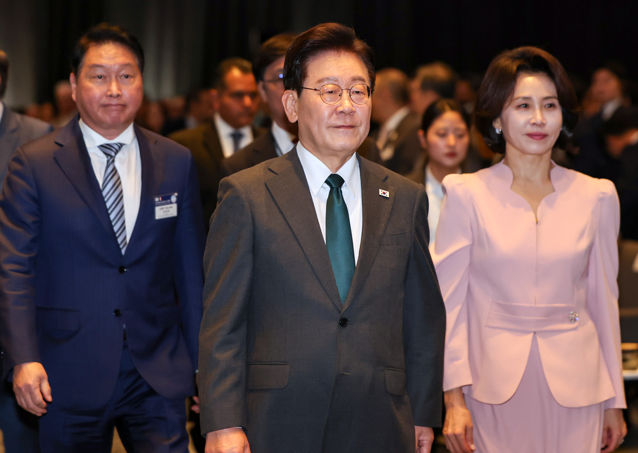 President Lee Jae Myung (center) and first lady Kim Hea Kyung (right) are seen during the South Korea-Mexico business forum in Mexico City held Friday. (Yonhap)