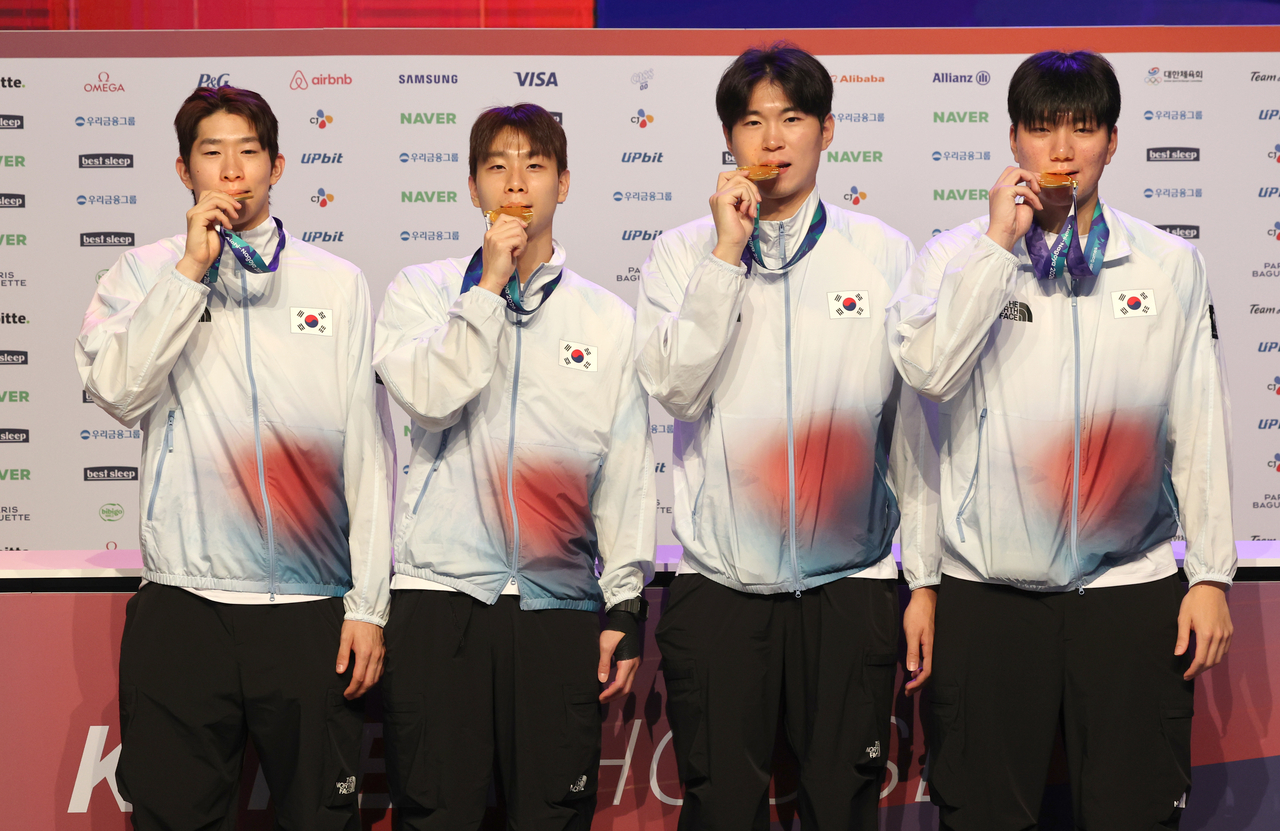 26일 일본 나고야 2026 아이치·나고야 아시안게임 코리아하우스에서 열린 메달리스트 기자회견에서 선수와 감독이 기념촬영을 하고 있다.  왼쪽부터 김승우, 이주영, 이동근, 구민교. [연합]