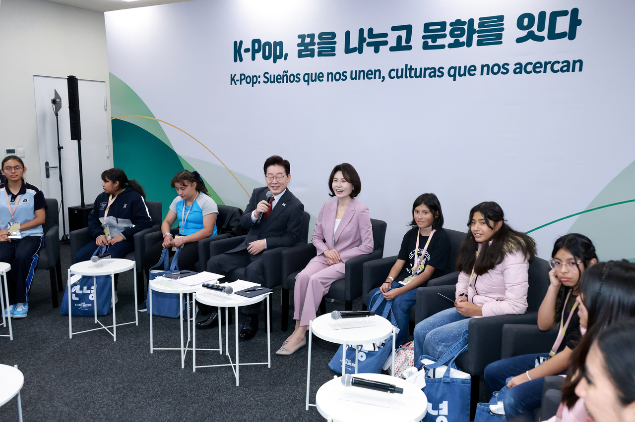 President Lee Jae Myung (fourth from left) and first lady Kim Hea Kyung (fifth from left) meet K-pop fans in Mexico City on the sidelines of the Stray Kids concert at GNP Seguros Stadium in Mexico City on Friday local time. (Yonhap)