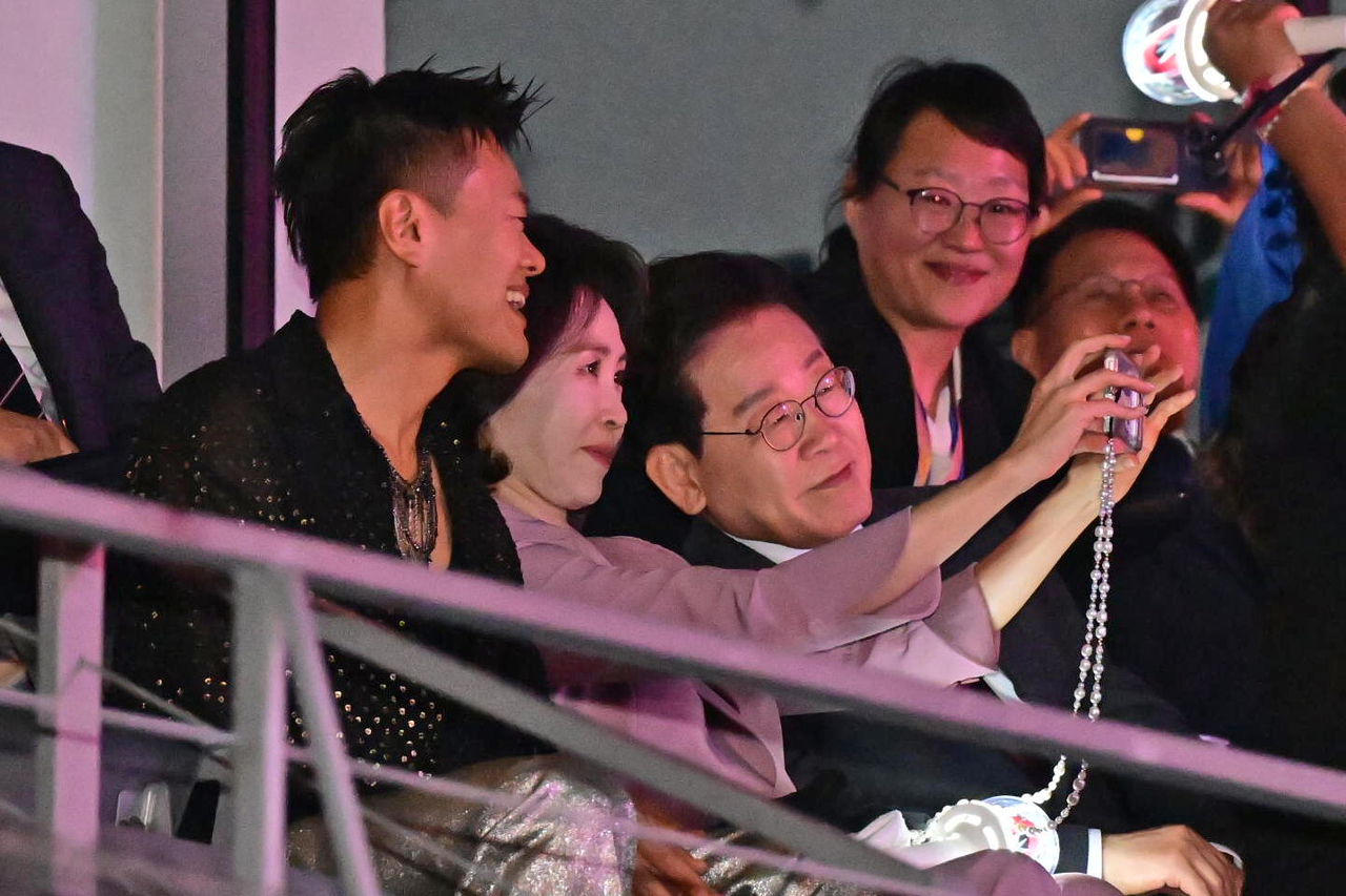 President Lee Jae Myung (third from left) is seen at the venue of K-pop boy band Stray Kids' concert at GNP Seguros Stadium in Mexico City on Friday local time. (Yonhap)
