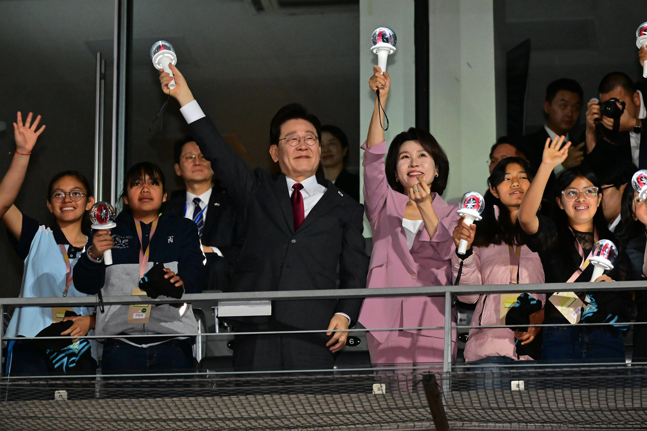 President Lee Jae Myung (fourth from left) and his wife Kim Hea Kyung (fifth from left) are seen at the venue of K-pop boy band Stray Kids' concert at GNP Seguros Stadium in Mexico City on Friday local time. (Yonhap)