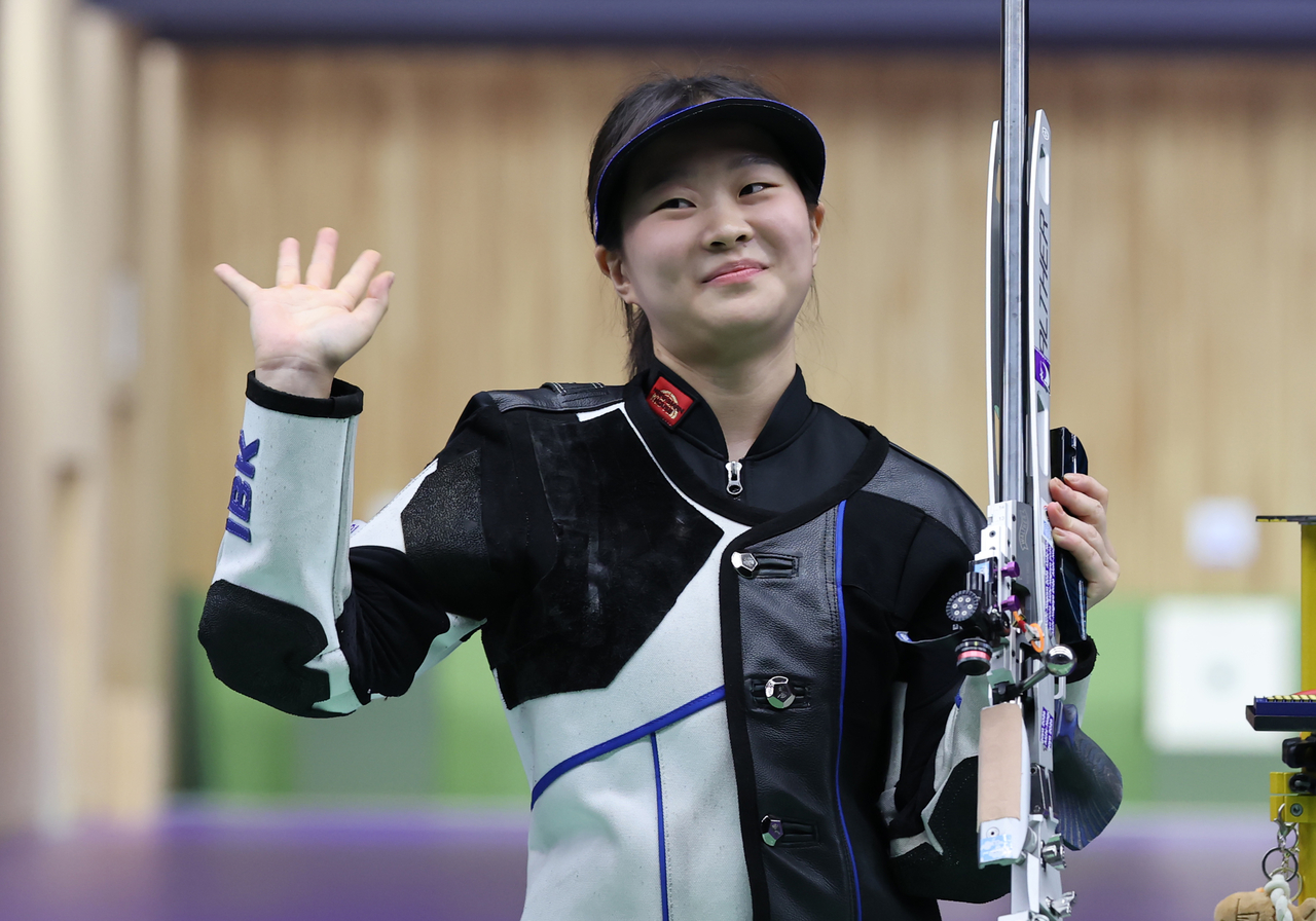 26일 일본 아이치현 종합 사격장에서 열린 2026 아이치·나고야 아시안게임 사격 여자 50m 소총3자세 개인 결승 경기. 동메달을 차지한 한국 김지은이 환하게 웃고 있다. [연합]