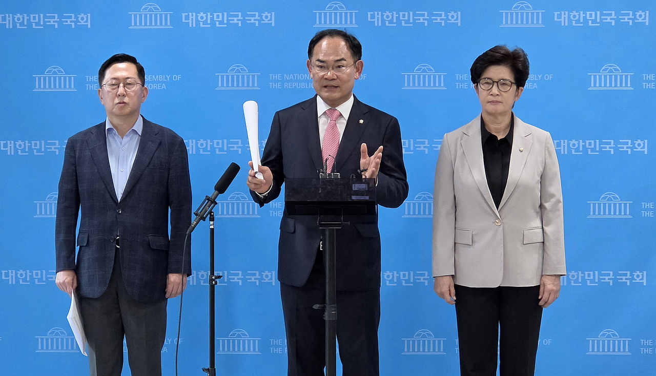 국민의힘 국방위원회 간사인 임종득(가운데] 의원과 국방위원들이 26일 국회 소통관에서 비무장지대 폭발사고 현장조사와 관련해 기자회견에서 취재진 질의에 답하고 있다. [연합]