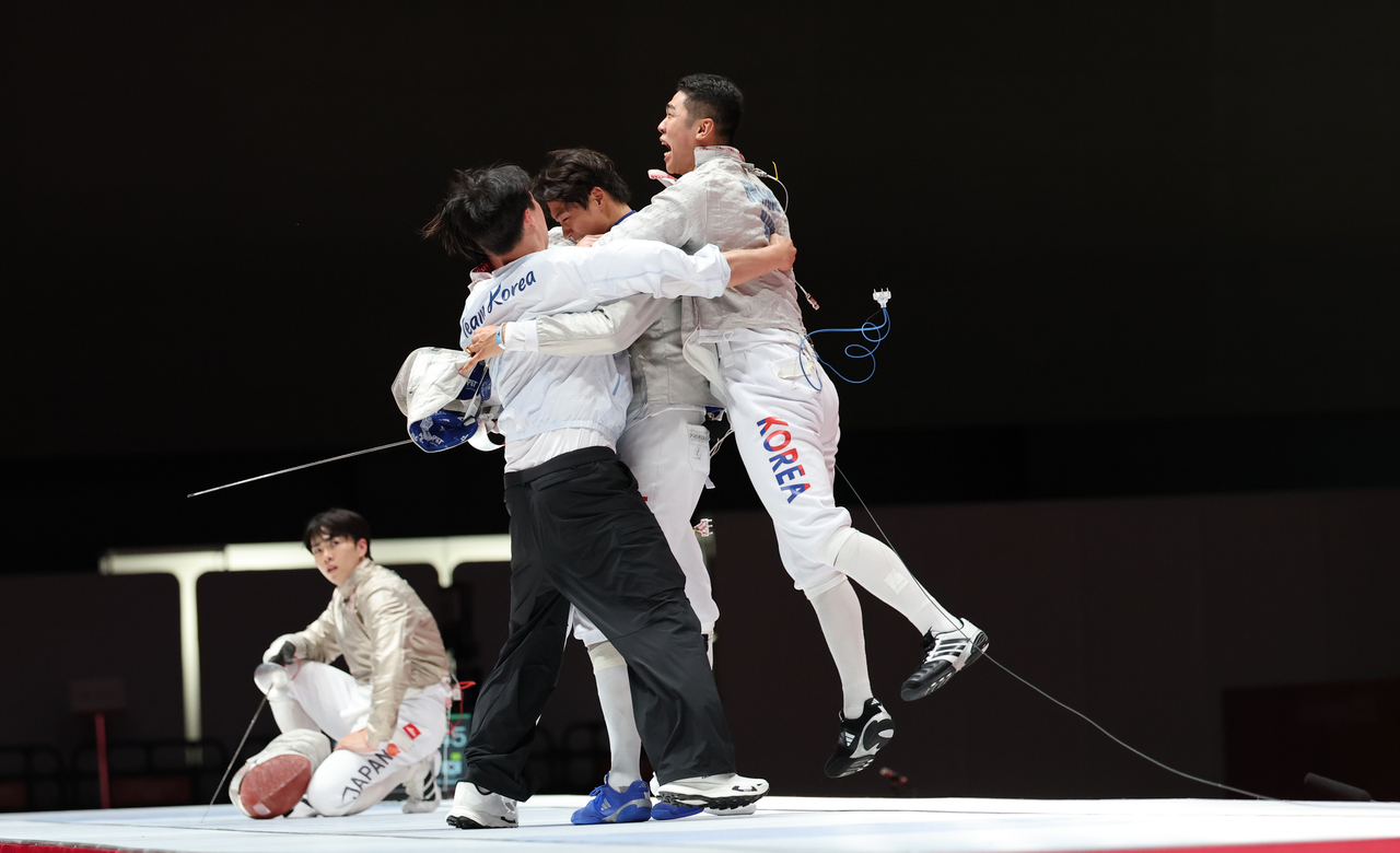 The Soouth Korean men's sabre team celebrate the victory at the finals against Japan on Saturday. (Yonhap)