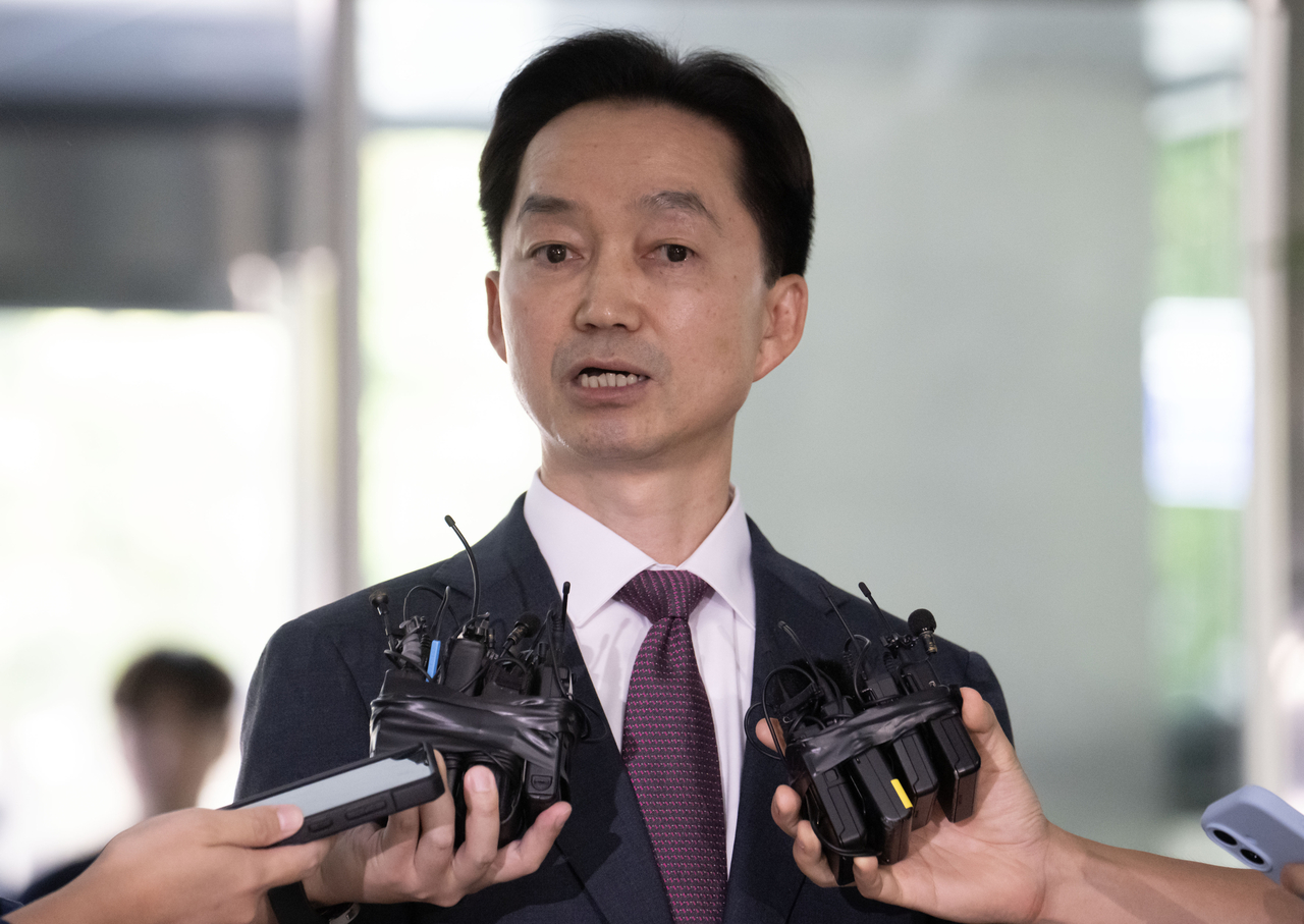 김지용 초대 중대범죄수사청장 후보자가 8일 오후 서울 종로구 정부서울청사 창성동 별관에 마련된 인사청문회 준비 사무실로 출근하며 취재진의 질의에 답변하고 있다. 임세준 기자
