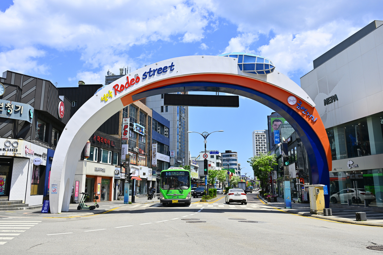 Seorak Rodeo commercial district in Sokcho, Gangwon Province (Small Enterprise and Market Service)