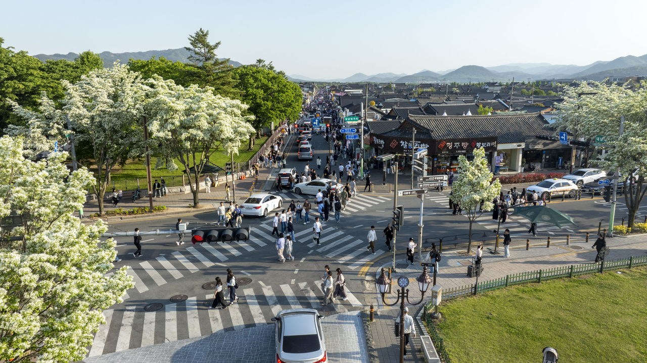 Hwangnidan-gil commercial district in Gyeongju, Gyeongsangbuk-do (Small Enterprise and Market Service)