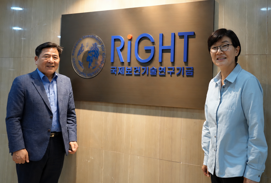 EuBiologics CEO Baik Yeong-ok (left) and Lee Min-won, executive director of the Research Investment for Global Health Technology Foundation, pose for a photo at the latter organization's office in Seoul on Wednesday. (RIGHT Foundation)