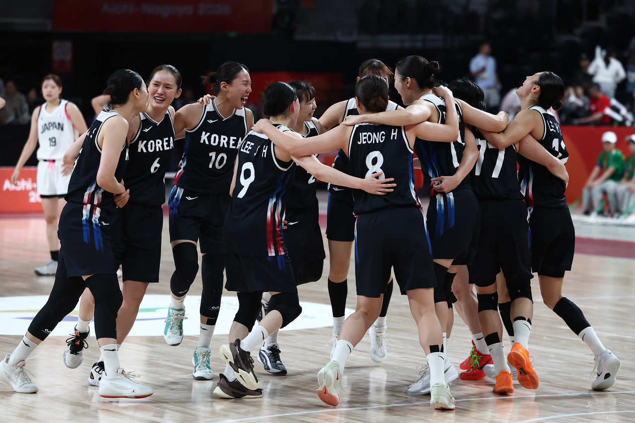 The South Korean women's basketball team celebrates its victory in a final match against Japan in Nagoya, Japan, Saturday. (Yonhap)