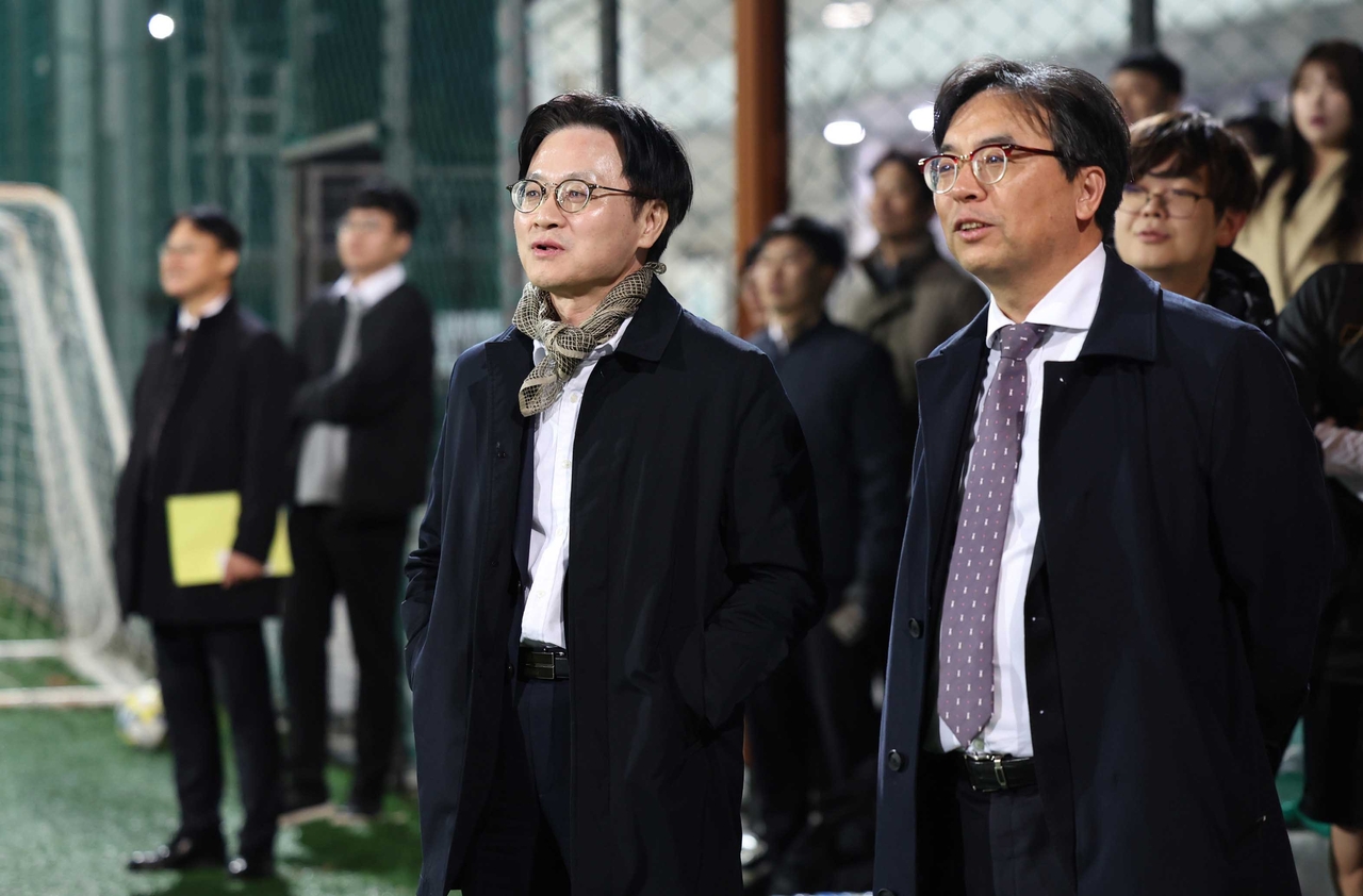 김정관(앞줄 왼쪽) 산업통상부 장관과 박정성 통상교섭본부장(앞줄 오른쪽)이 지난해 11월 25일 정부세종청사스포츠센터에서 진행된 축구동호회 행사에 참관하고 있다. [산업통상부 홈페이지]