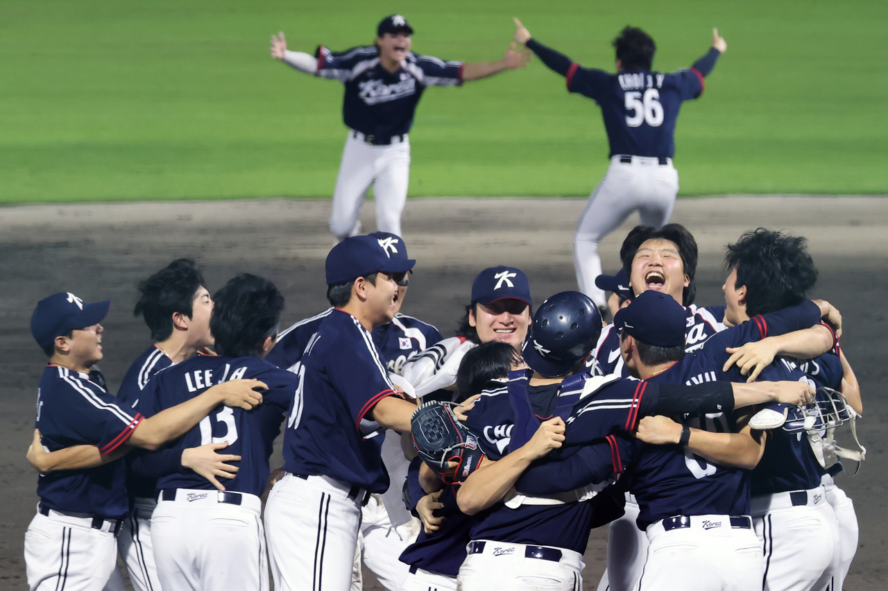 South Korean players celebrate after defeating Japan 3-1 to win the gold medal in the baseball final at the 2026 Aichi-Nagoya Asian Games at Toyohashi Municipal Stadium in Aichi Prefecture, Japan, on Sunday. (Yonhap)