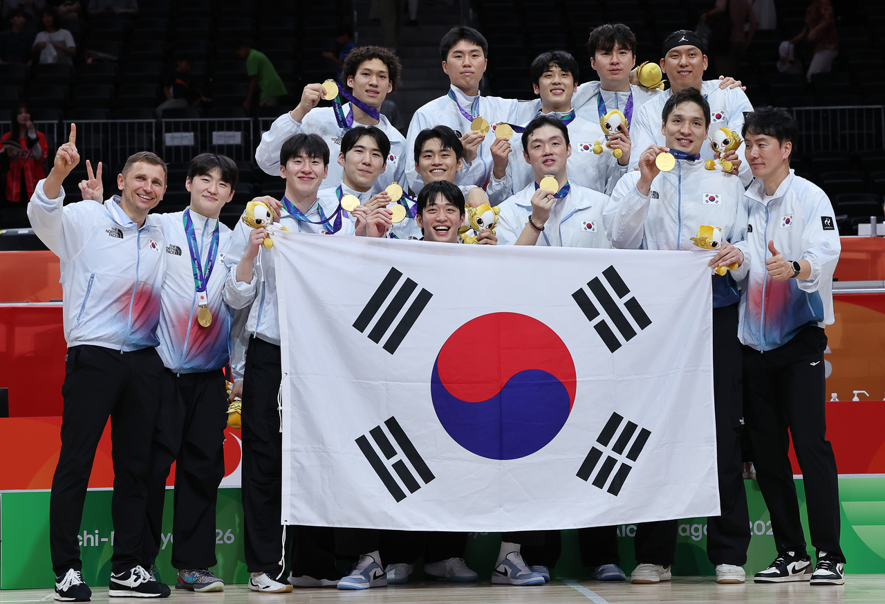 Members of the South Korean men's basketball team celebrate after winning the Asian Games gold medal on Sept. 20. (Yonhap)