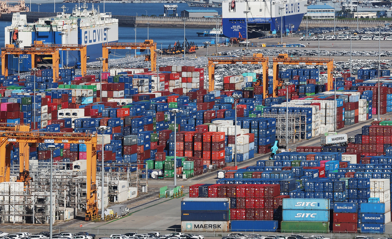 Shipping containers are stacked at Pyeongtaek Port in Gyeonggi Province on Sept. 6. (Yonhap)
