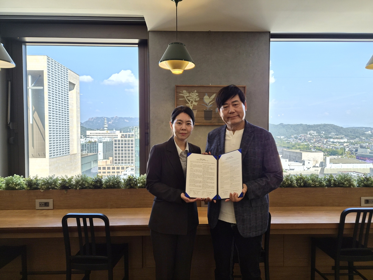 서동기 회장(오른쪽)과 박주연 대표 협약식