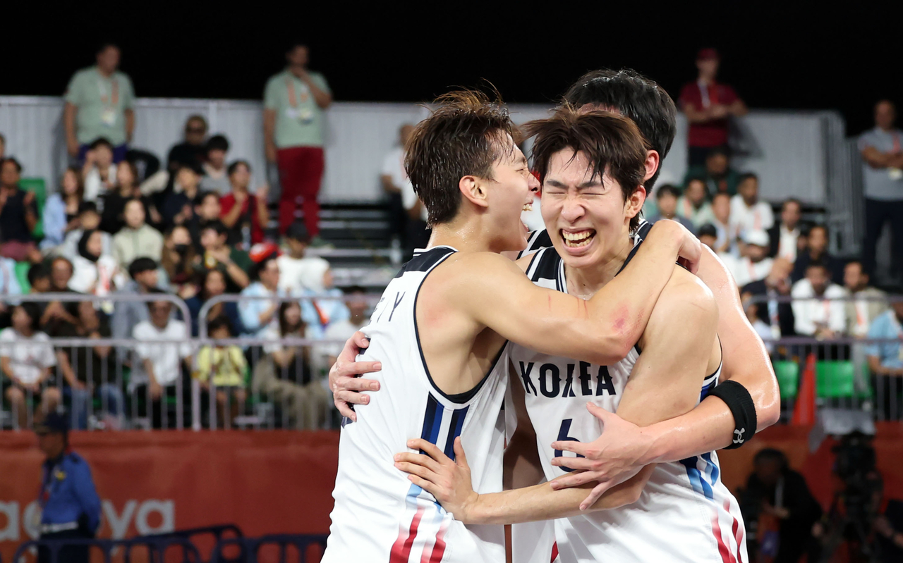 Members of the South Korean men's 3x3 basketball team celebrate after winning the Asian Games gold medal over Qatar at Kinjo Futo Station Square Venue in Nagoya, Japan, Friday. (Yonhap)