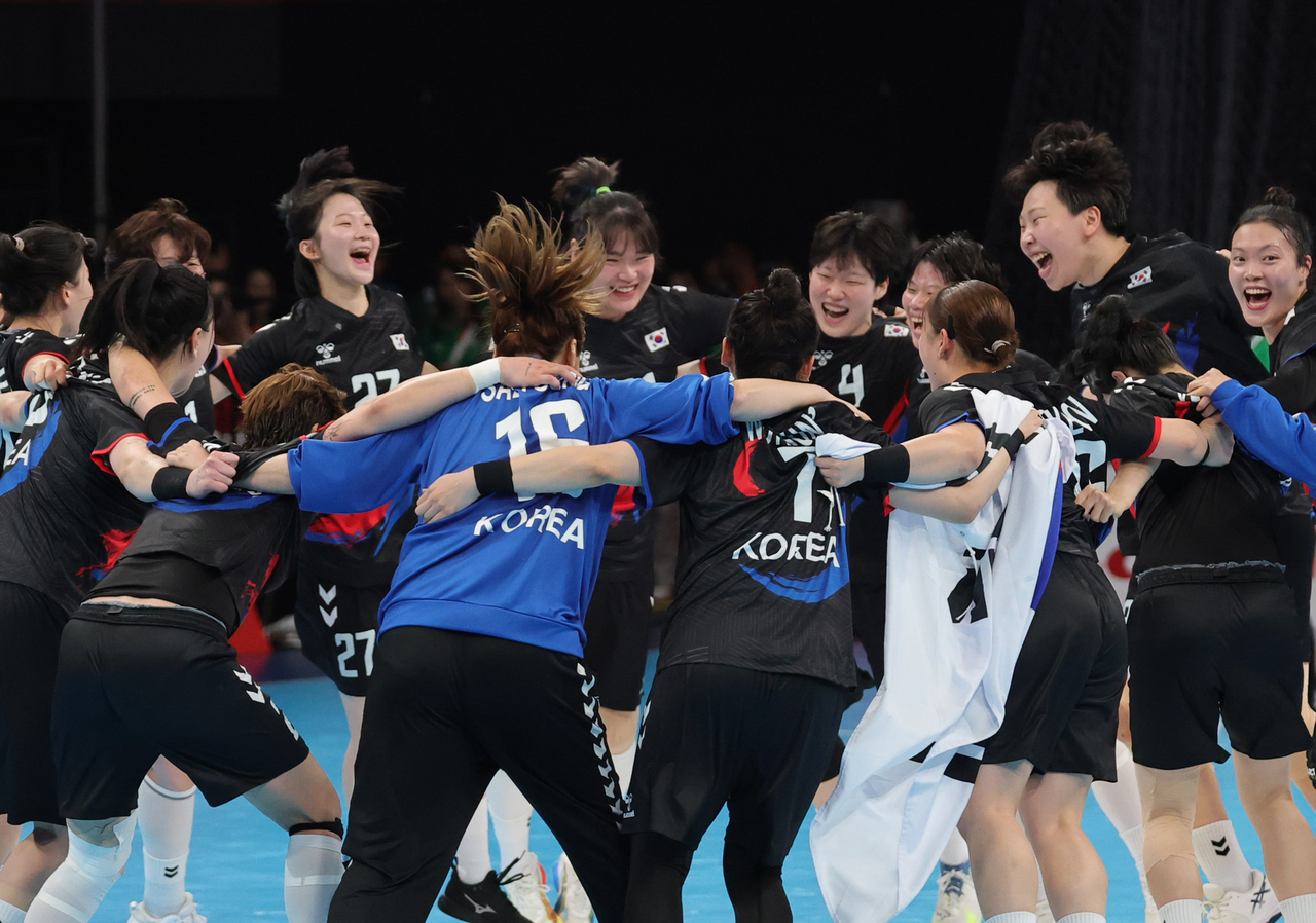 South Korean players celebrate after beating Japan to win women’s handball gold at the 2026 Aichi-Nagoya Asian Games in Inazawa, Japan, Sunday. (Yonhap)