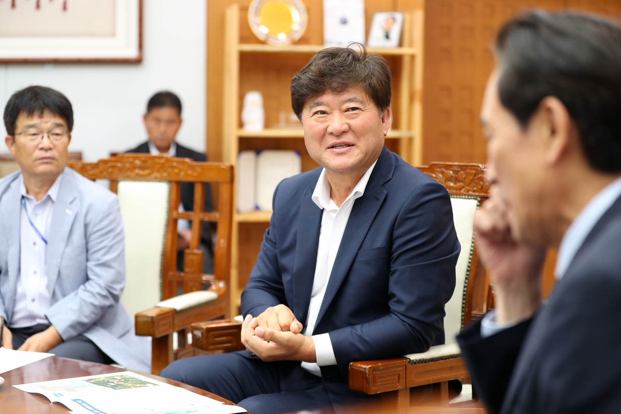 야당 소속 기초단체장과의 격의 없는 도정·군정 발전 대화 모습