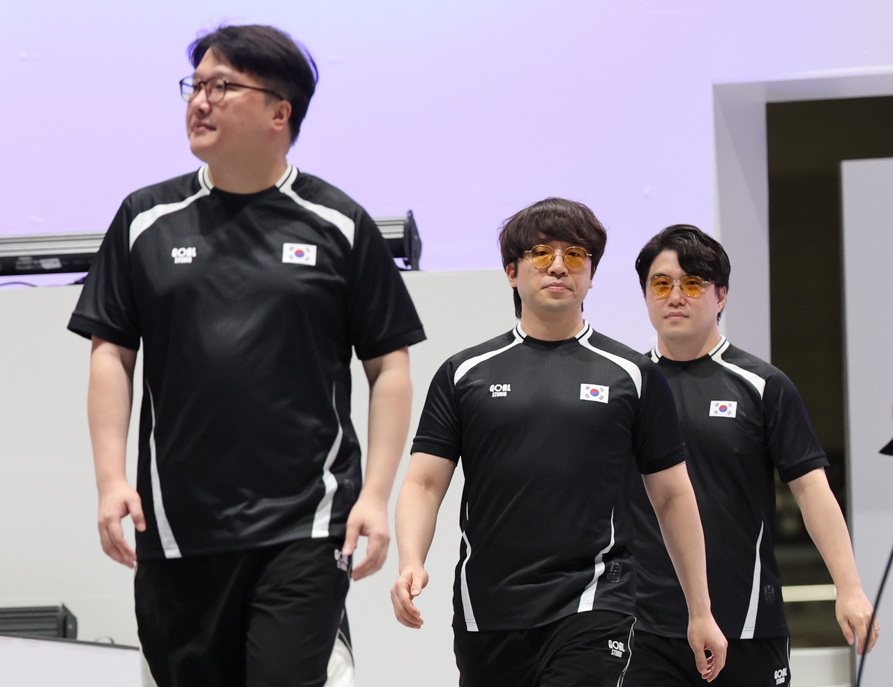 From left: South Korea's esports players Lee Kwang-noh, Bae Jae-min and Yeon Jea-gil enter the stage for the fighting games final at Aichi Sky Expo in Tokoname, Saturday. (Yonhap)