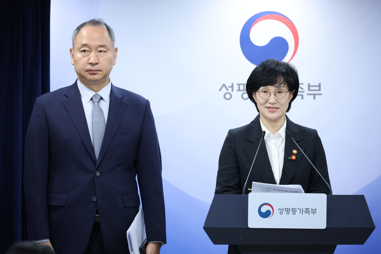 원민경 성평등가족부 장관이 지난 16일 서울 종로구 정부서울청사에서 임신중지 약물 도입 방안 브리핑을 하고 있다. [연합]