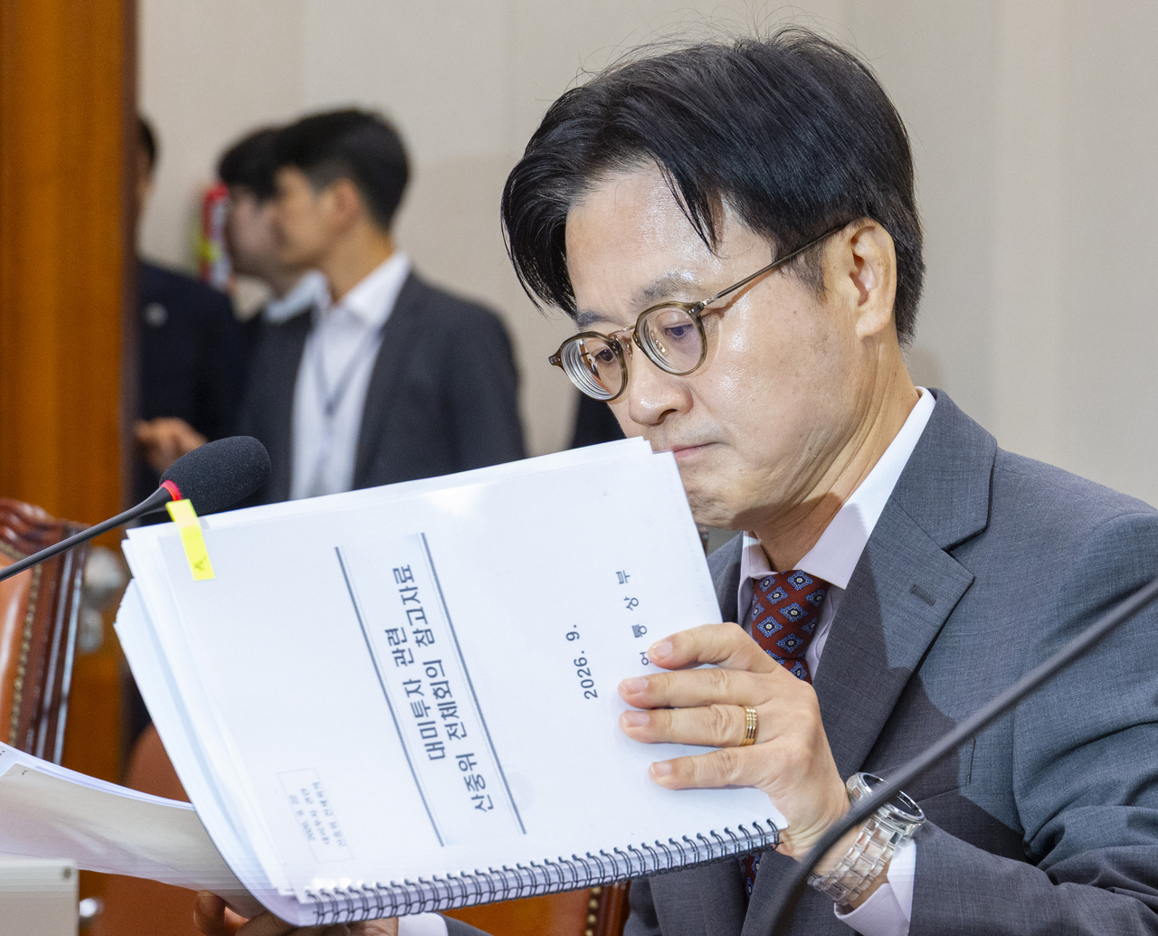 김정관 산업통상부 장관이 22일 국회 산업통상중소벤처기업위원회에 ‘대한민국과 미합중국 간 전략적투자의 운영 및 관리를 위한 특별법’에 따른 대미투자 사전보고를 하기 위해 회의장에 도착해 관련 자료를 살펴보고 있는 모습. [연합]