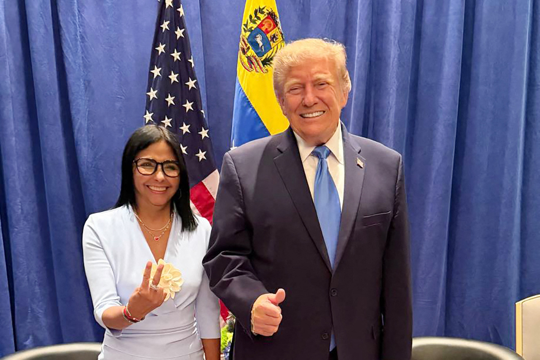 US President Donald Trump (right) meets with Venezuela's interim President Delcy Rodriguez in New York on Tuesday. (AFP-Yonhap)