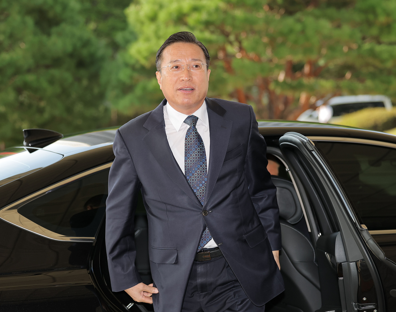 공석인 검찰총장 직무대행을 맡게 된 이정현 신임 대검찰청 차장이 23일 서울 서초구 대검찰청에 출근하고 있다. [연합]