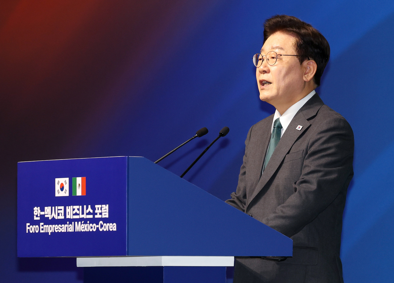 이재명 대통령이 지난 25일(현지시간) 멕시코시티 월드트레이드센터에서 열린 한-멕시코 비즈니스 포럼에서 축사하고 있다. [연합]
