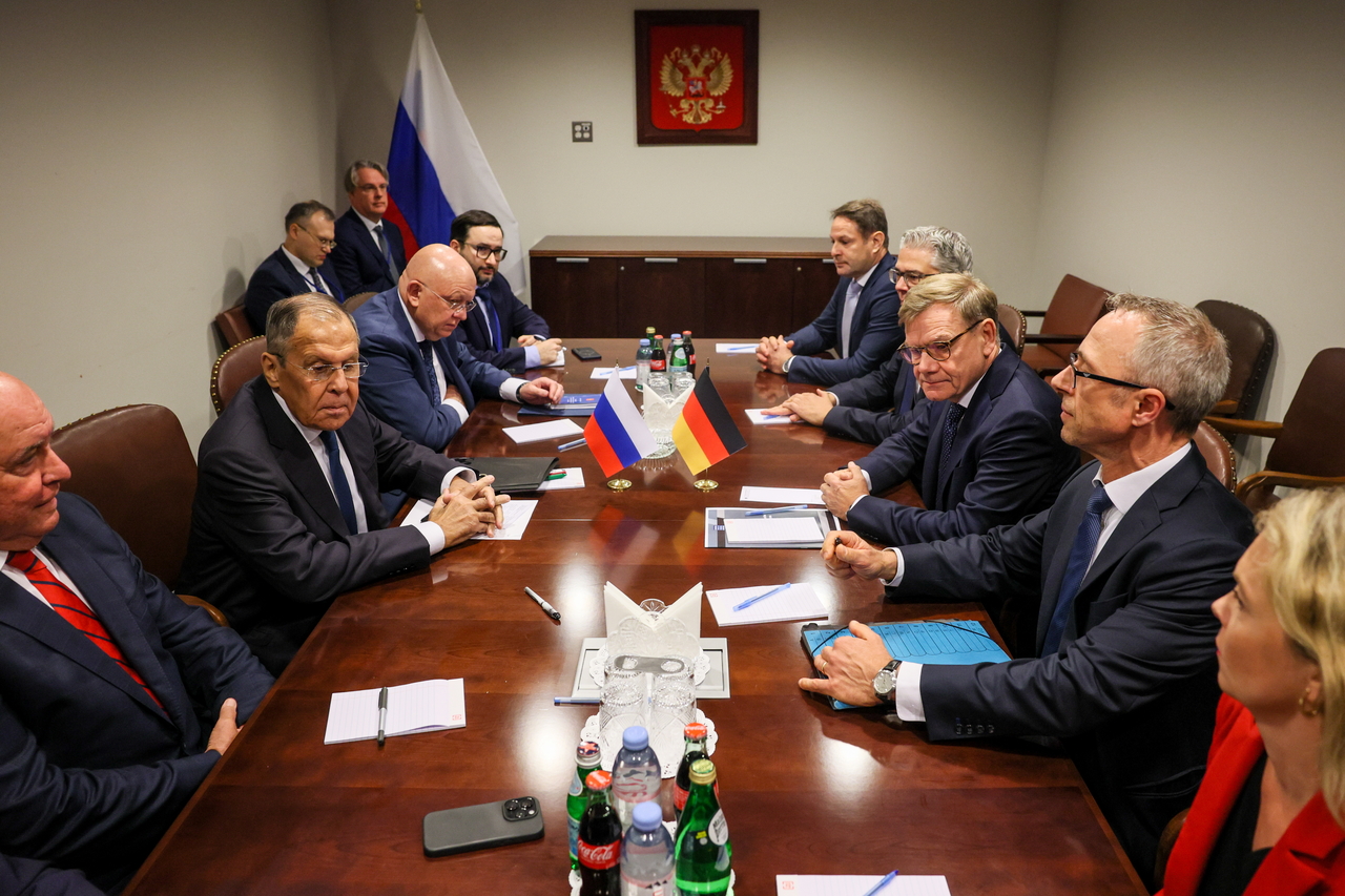 Russia's Foreign Minister Sergei Lavrov and Germany's Foreign Minister Johann Wadephul talk at a meeting in New York on Saturday. (Tass-Yonhap)