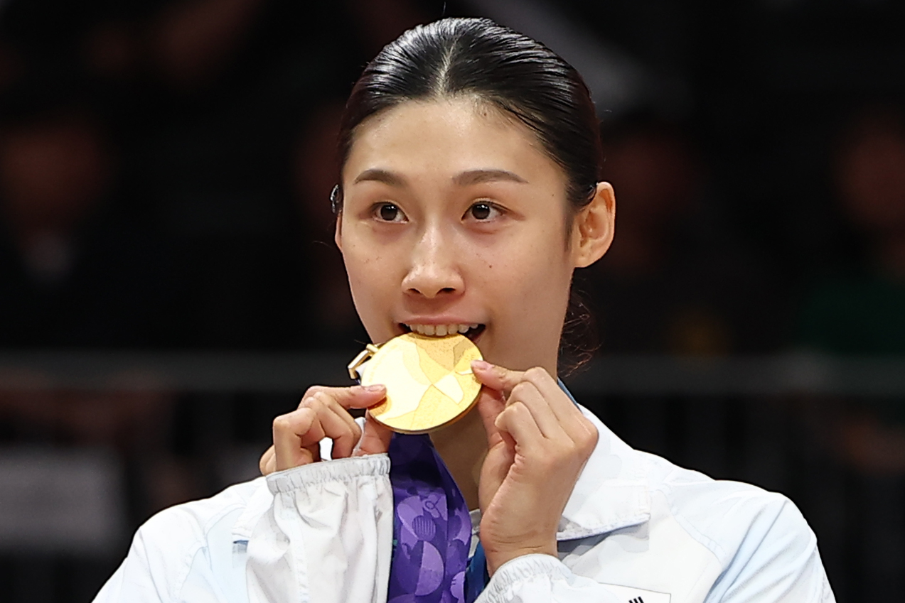 Photo is unrelated to the article. South Korea's Lee Hae-ran bites her gold medal at the Asian Games. [Yonhap]