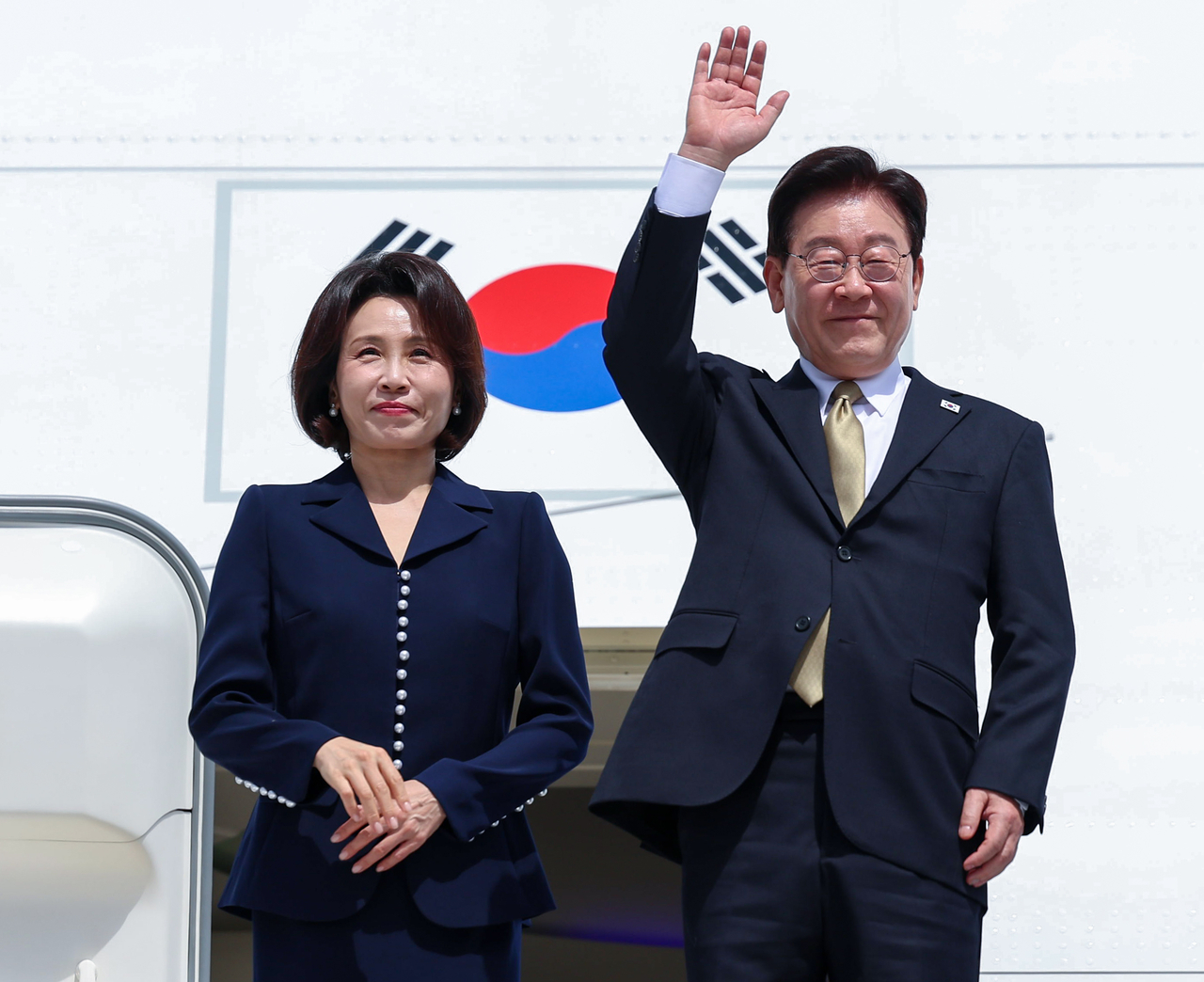 멕시코 국빈방문을 마친 이재명 대통령과 김혜경 여사가 26일(현지시간) 멕시코시티 펠리페 앙헬레스 국제공항 공군 1호기에서 환송객에게 인사하고 있다. [연합]
