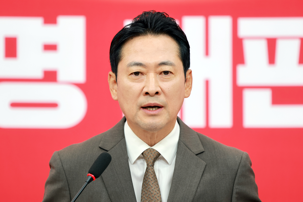 국민의힘 장동혁 대표가 27일 국회에서 농지 전수조사, 비무장지대(DMZ) 지뢰폭발 추정 사고 등 현안과 관련해 기자회견을 하고 있다. [연합]