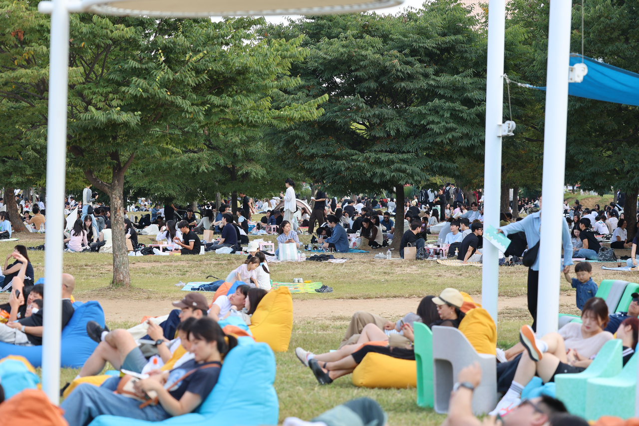 연휴 마지막 날인 27일 서울 여의도 한강공원에서시민들이 휴식하고 있다. [연합]