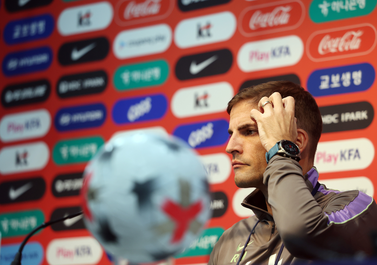 South Korea interim head coach Roberto Moreno listens to reporters' questions at a press conference at Seoul World Cup Stadium in Mapo-gu, Seoul, on Sunday, a day before the team's friendly against Uruguay. [Yonhap]