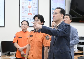 이형일 부총리 겸 재정경제부 장관이 27일 서울 동작구 동작소방서를 방문해 추석연휴 소방안전 및 긴급구조 점검을 하고 있다. [재정경제부 제공]