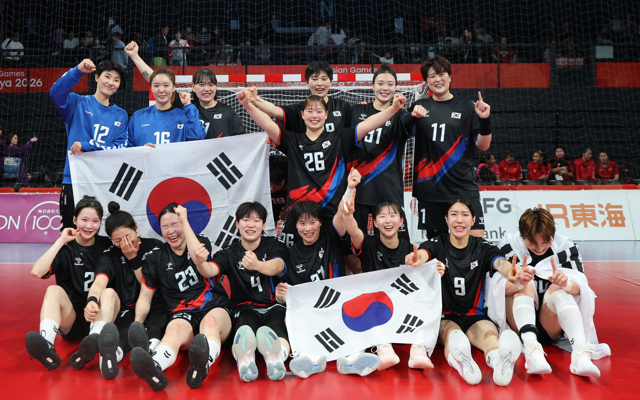 27일 일본 아이치현 이나자와 엔트리오에서 열린 2026 아이치·나고야 아시안게임 여자 핸드볼 풀리그 최종전 대한민국과 일본의 경기. 일본을 이기고 금메달을 확정지은 대한민국 선수들이 기념촬영을 하고 있다. [연합]