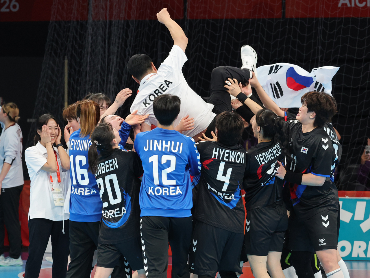27일 일본 아이치현 이나자와 엔트리오에서 열린 2026 아이치·나고야 아시안게임 여자 핸드볼 풀리그 최종전에서 일본을 꺾고 금메달을 확정한 한국 선수들이 이계청 감독을 헹가래치고 있다. [연합]