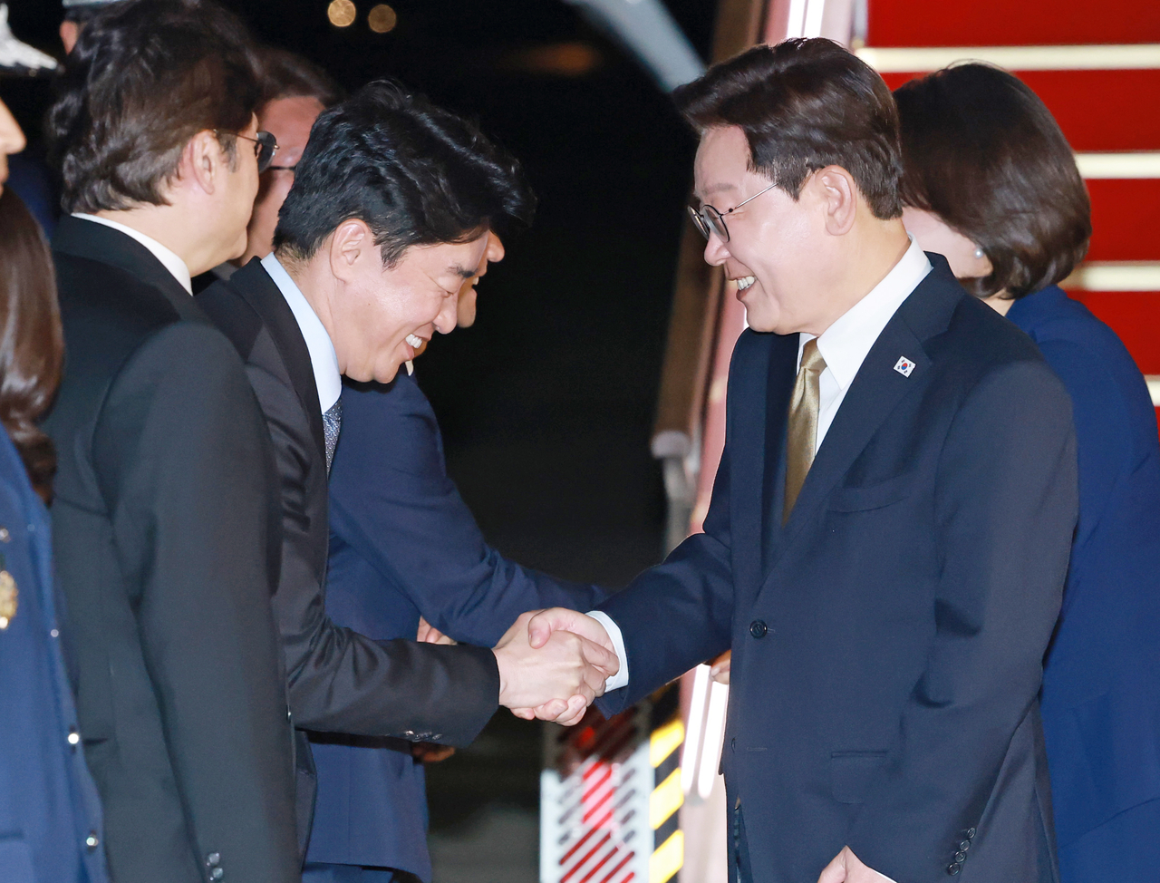 미국과 멕시코 순방을 마치고 귀국한 이재명 대통령이 27일 성남 서울공항에서 영접 나온 강훈식 비서실장과 인사하고 있다. [연합]