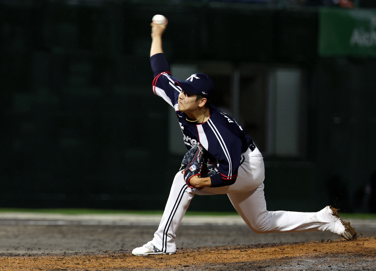 27일 일본 아이치현 도요하시 시민구장에서 열린 2026 아이치·나고야 아시안게임 결승 한국과 일본의 경기. 8회말 한국 투수 박영현이 역투하고 있다. [연합]
