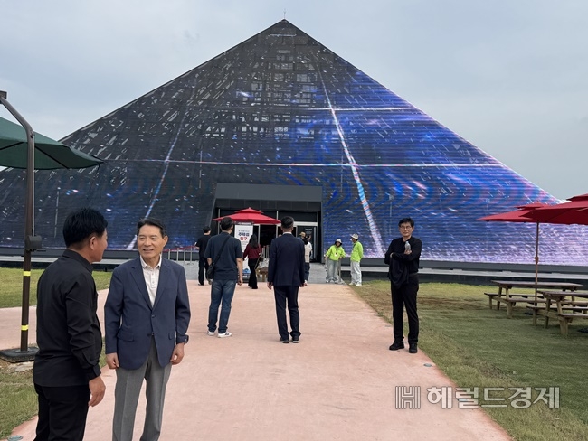 권오봉 전 여수시장이 28일 오후 여수세계섬박람회장을 찾아 관람객과 행사와 관련한 얘기를 나누고 있다.
