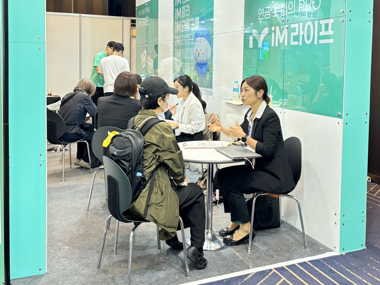 ‘헤럴드머니페스타 2025’을 찾은 관람객들이 iM금융 부스에서 연금과 보험을 상담받고 있는 모습.
[헤럴드 DB]