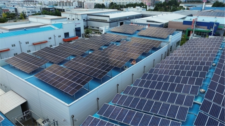 Solar panels installed on the rooftop of a company inside the Gumi National Industrial Complex. This photo is unrelated to the article. [Korea Industrial Complex Corp.]