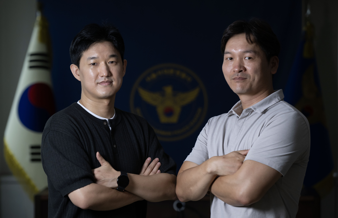 윤여형 경위(왼쪽)와 유선오 경감이 21일 오전 서울 서대문경찰서에서 헤럴드경제와 인터뷰에 앞서 포즈를 취하고 있다. 임세준 기자