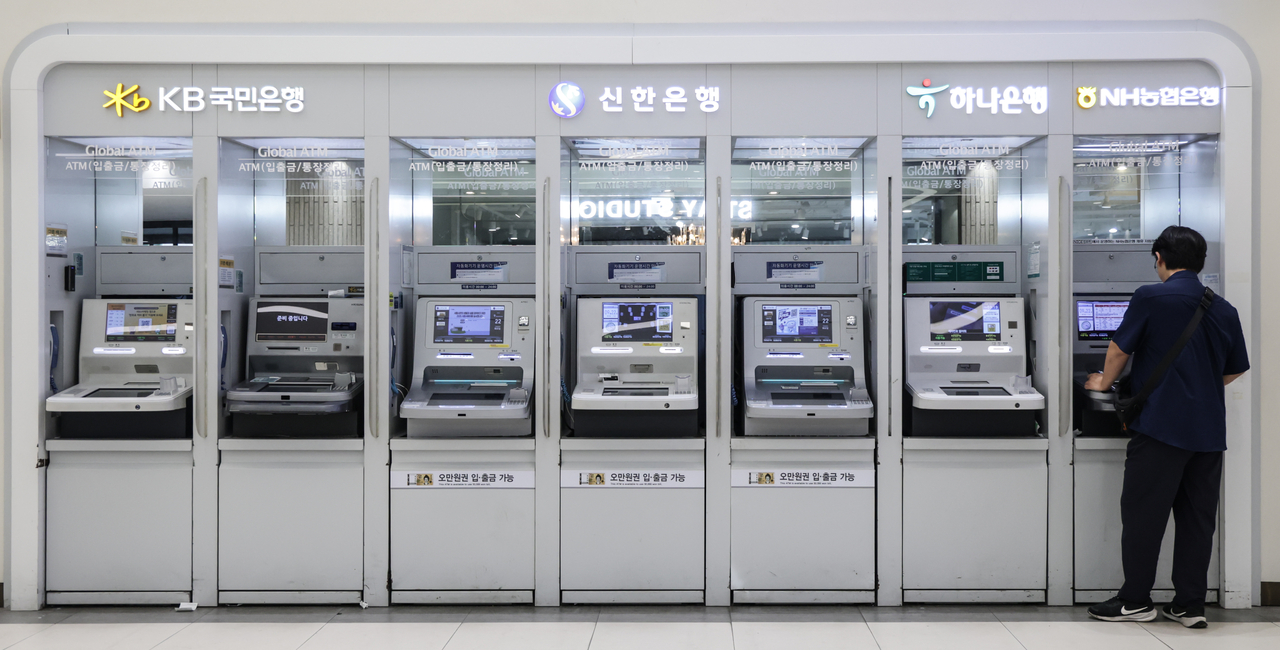 ATM machines at commercial banks in Seoul. (Yoon Chang-bin/The Korea Herald)