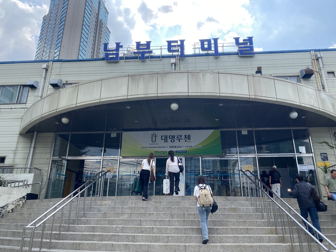 Passengers enter Seoul's Nambu Terminal on Wednesday, two days before Chuseok. (Lim Jae-seong/The Korea Herald)